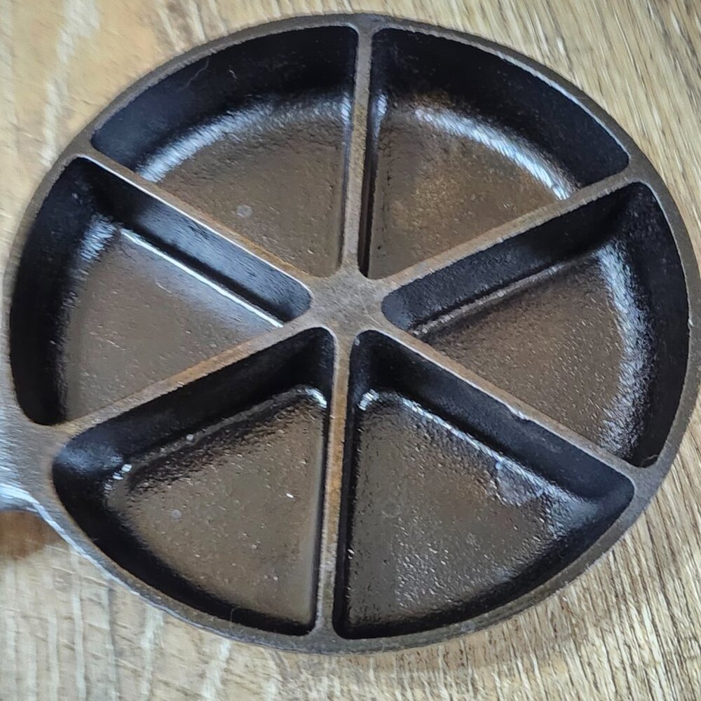 6.5 inch cornbread 6cbs cast iron skillet 6 sectional - Picture 2 of 10